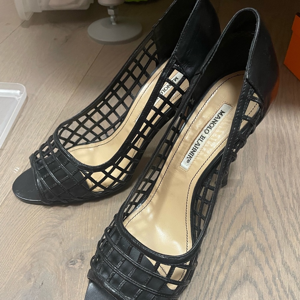 Manolo Blahnik Black Cutout Woven Leather Peep Toe Pumps Size 40